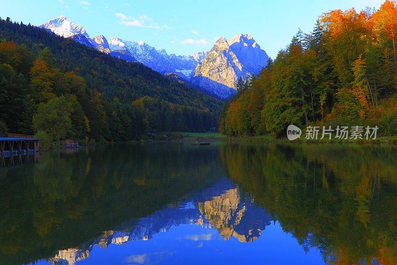 自然之美:里斯泽高山绿松石湖在金色的日出反射，与Zugspitze, Waxenstein和Alpspitze的景观-壮观的巴伐利亚阿尔卑斯山-雄伟的高山景观在秋天，雪山-加米施，巴伐利亚，德国